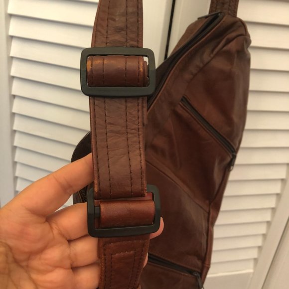 Mexican pear shaped leather shoulder bag, multiple compartments on face and on t - Picture 5 of 10